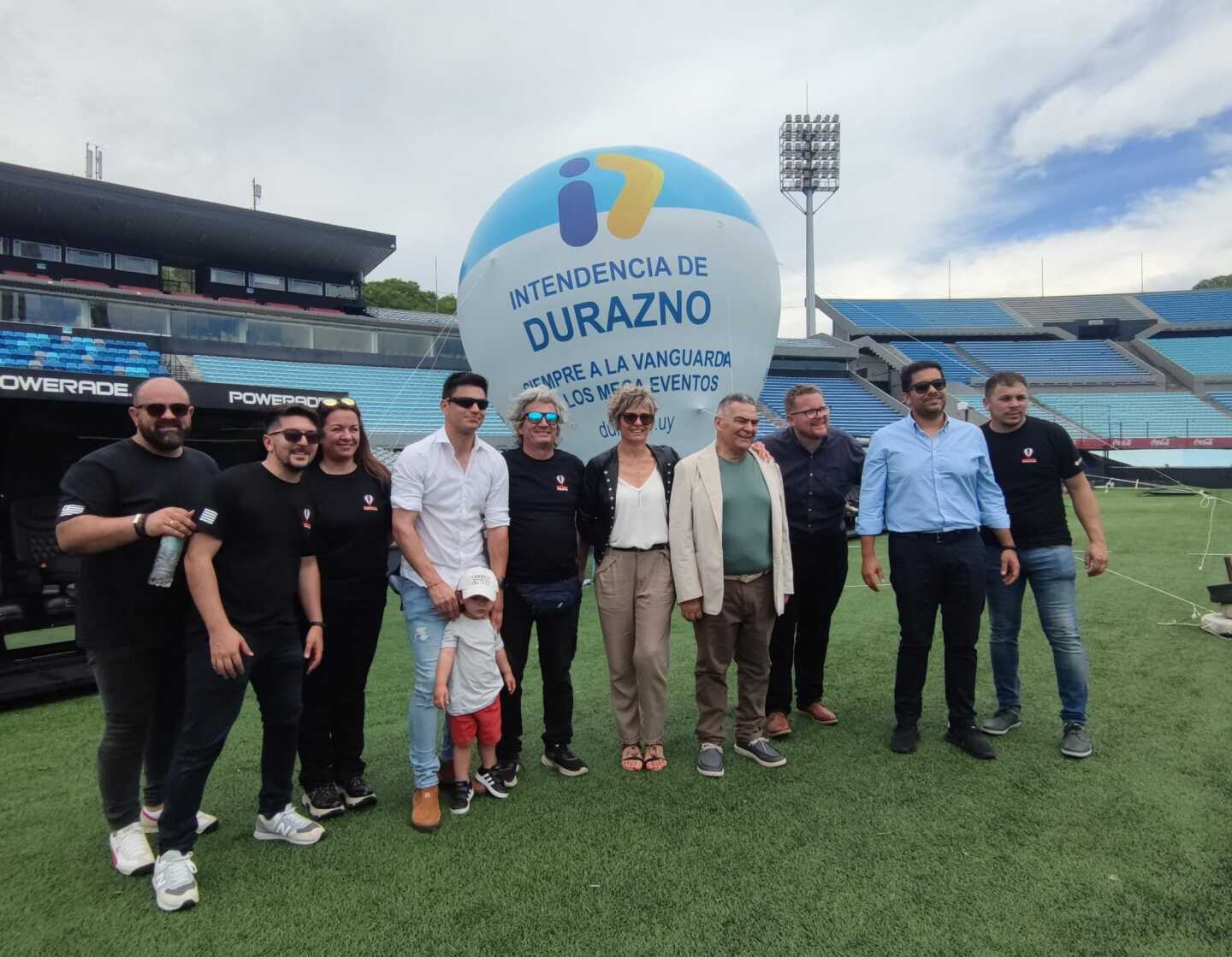 Parte de la organización junto al intendente de Durazno, Carmelo Vidalín.