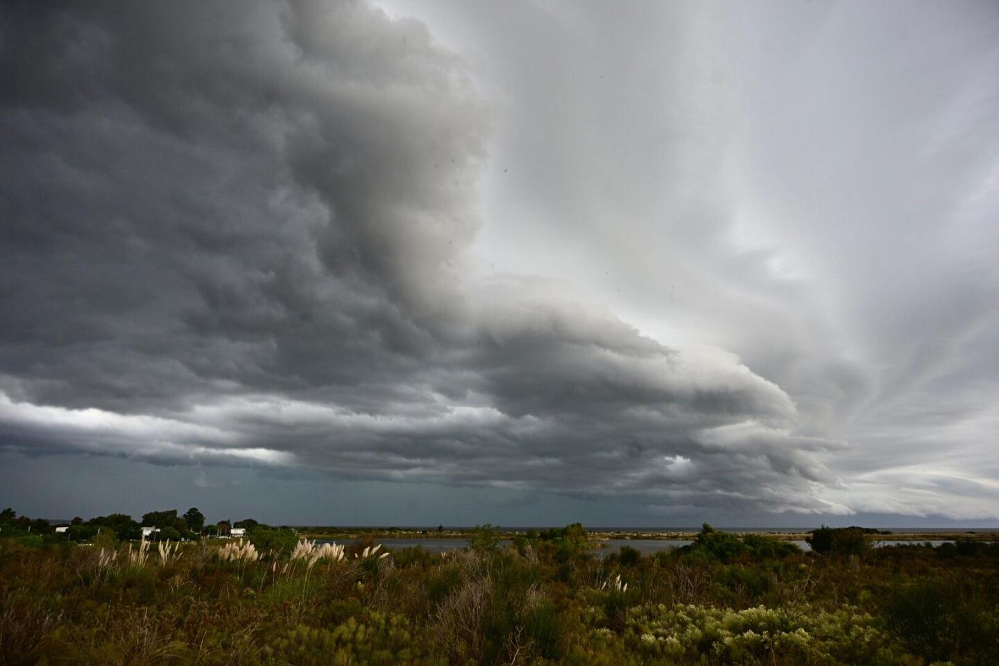 Nubes de tormenta sobre Montevideo.