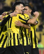 Maximiliano Silvera celebra junto con Eduardo Darias y otros compañeros un gol con Peñarol en el Estadio Campeón del Siglo.
