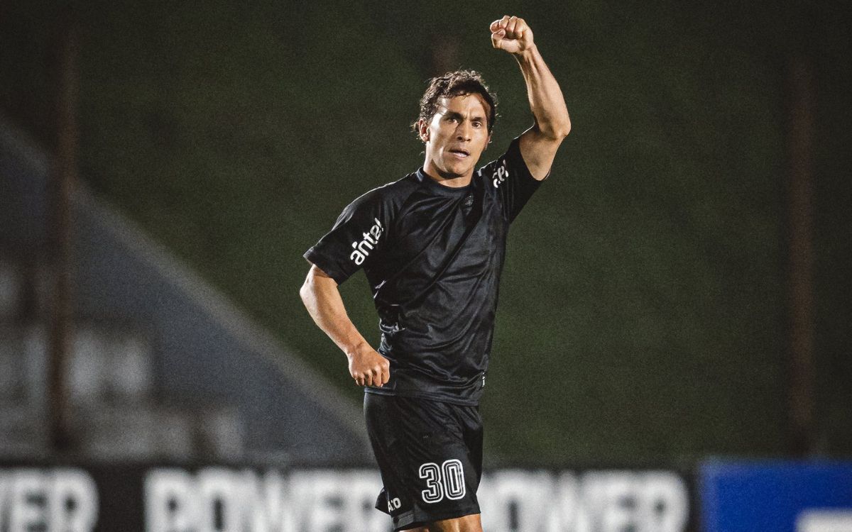 El festejo de Sebastián Fernández tras el gol anotado en el partido entre Plaza Colonia y Danubio.