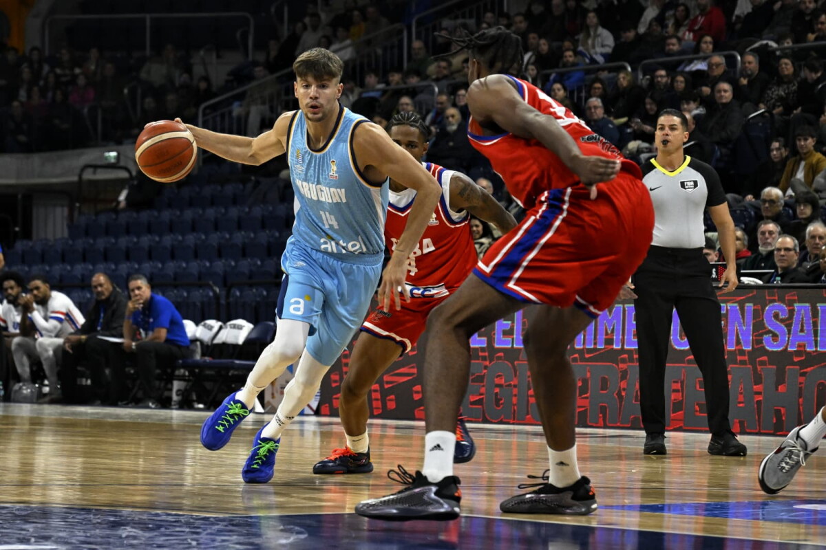 Joaquín Rodríguez enfrentando a Cuba por las Clasificatorias en el Antel Arena.