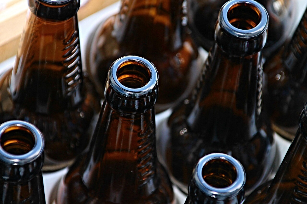 Botellas de cerveza vacía.