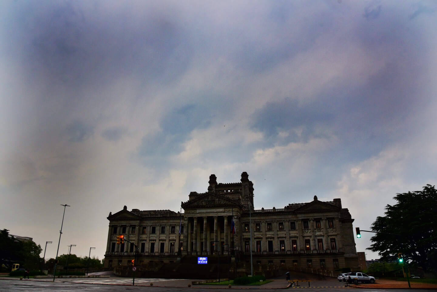 Nubes de tormenta sobre el Palacio Legislativo.