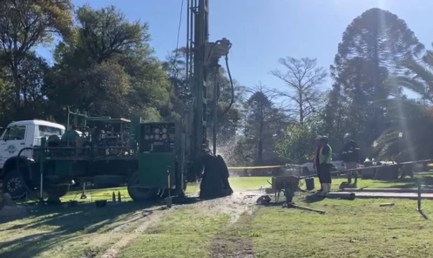 Encontraron agua en uno de los pozos realizados por OSE, ubicado detrás de ISEF, al costado del Estadio Centenario