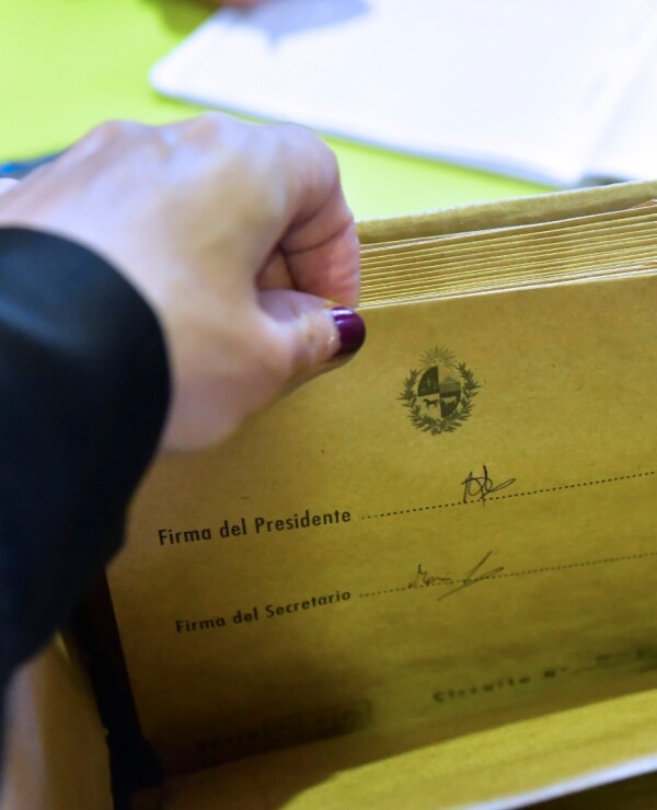 Sobre de votación en las Elecciones Internas 2024.