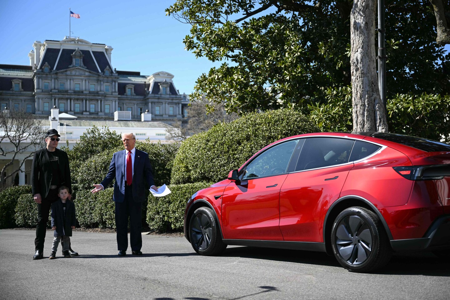 Donald Trump, Elon Musk y un Tesla en la Casa Blanca.