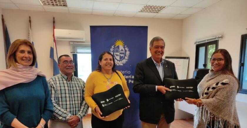 En el marco del Plan Nacional de Género en las Políticas Agropecuarias, autoridades del ministerio entregaron computadoras para la capacitación digital a mujeres rurales y del agro.