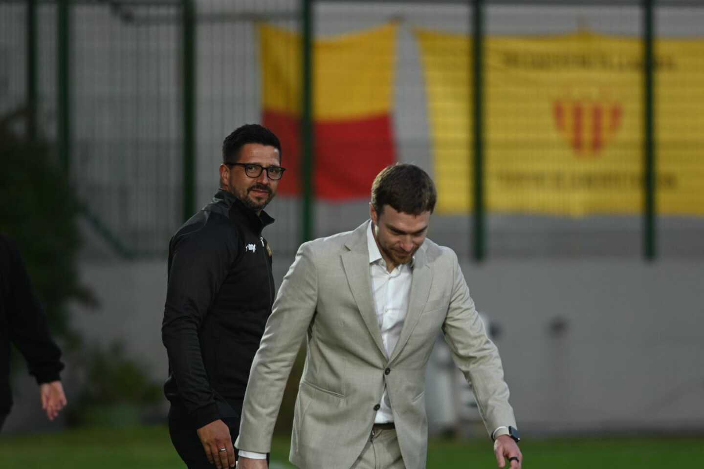 Bienvenida: el debutante Martín Piñeyro en Deportivo Maldonado saluda a Carlos Canobbio, entrenador de Progreso.