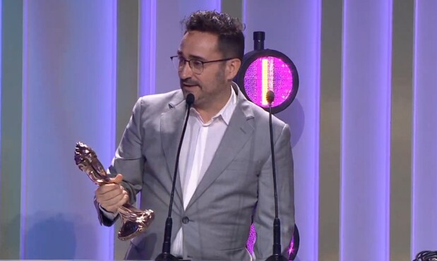 Juan Antonio Bayona con el premio Gaudí conseguido por La Sociedad de la Nieve. Foto: Captura
