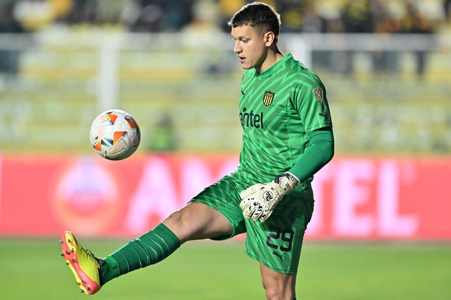 Washington Aguerre en el partido entre The Strongest y Peñarol por Copa Libertadores.