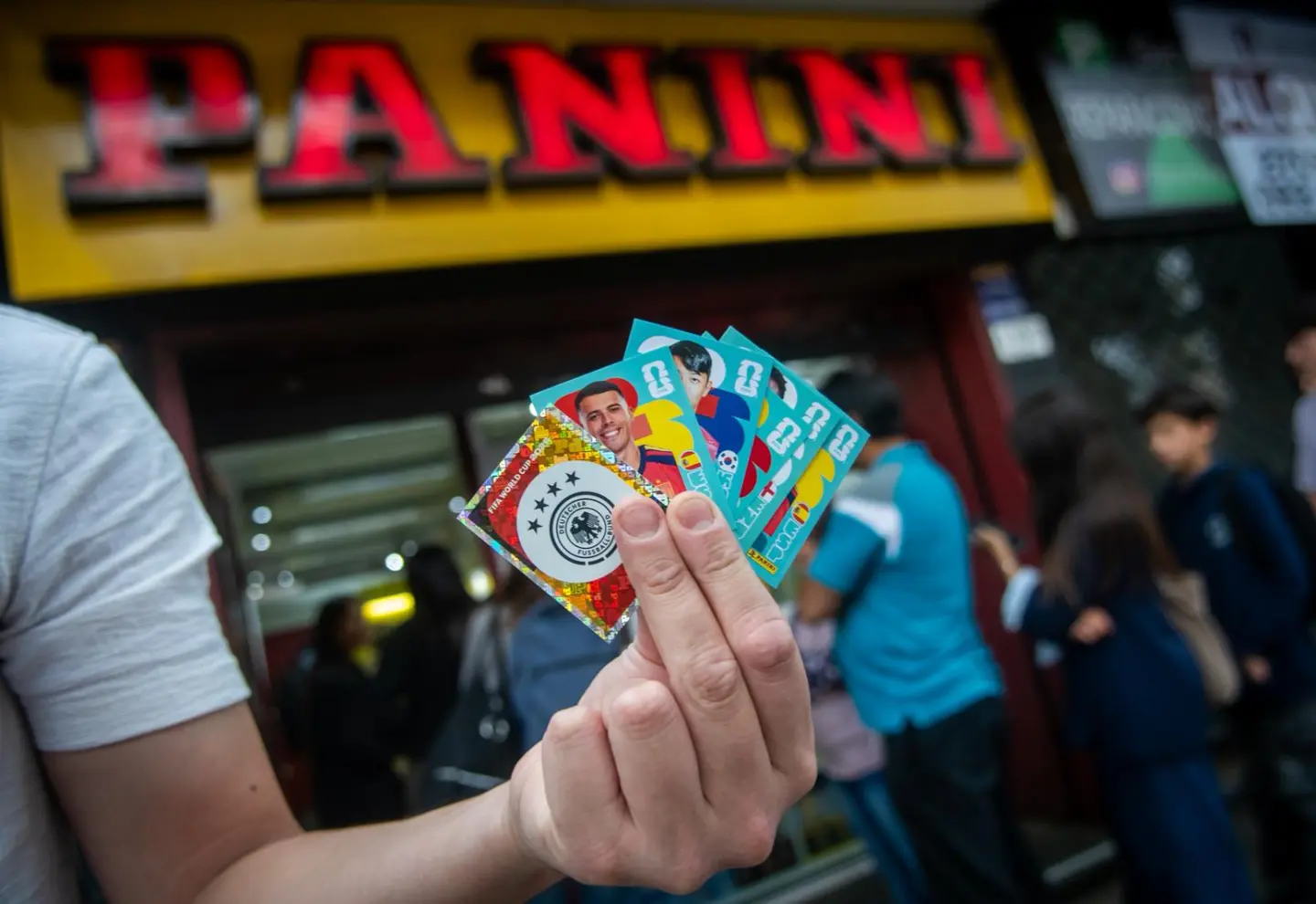 Fanáticos que compraron álbum y figuritas del Mundial 2026 en el local de Panini.