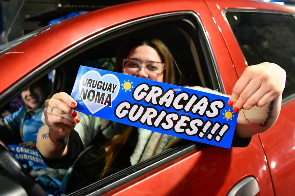 La gente salió a festejar el triunfo de la Sub 20 por 18 de Julio y agradeció a los jugadores.