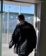 Funcionario del INR en la cárcel de Punta de Rieles.