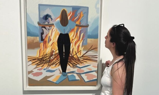 Giovanna Gil Alves junto a “Despidiendo el ayer”, obra de su nueva colección