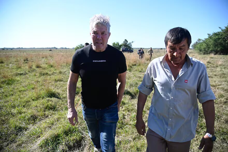Fernando Burlando recorre el campo junto al padre de Loan