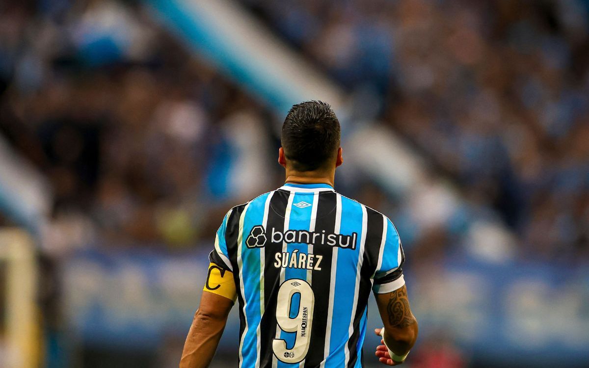 Luis Suárez celebra con la camiseta de Gremio.