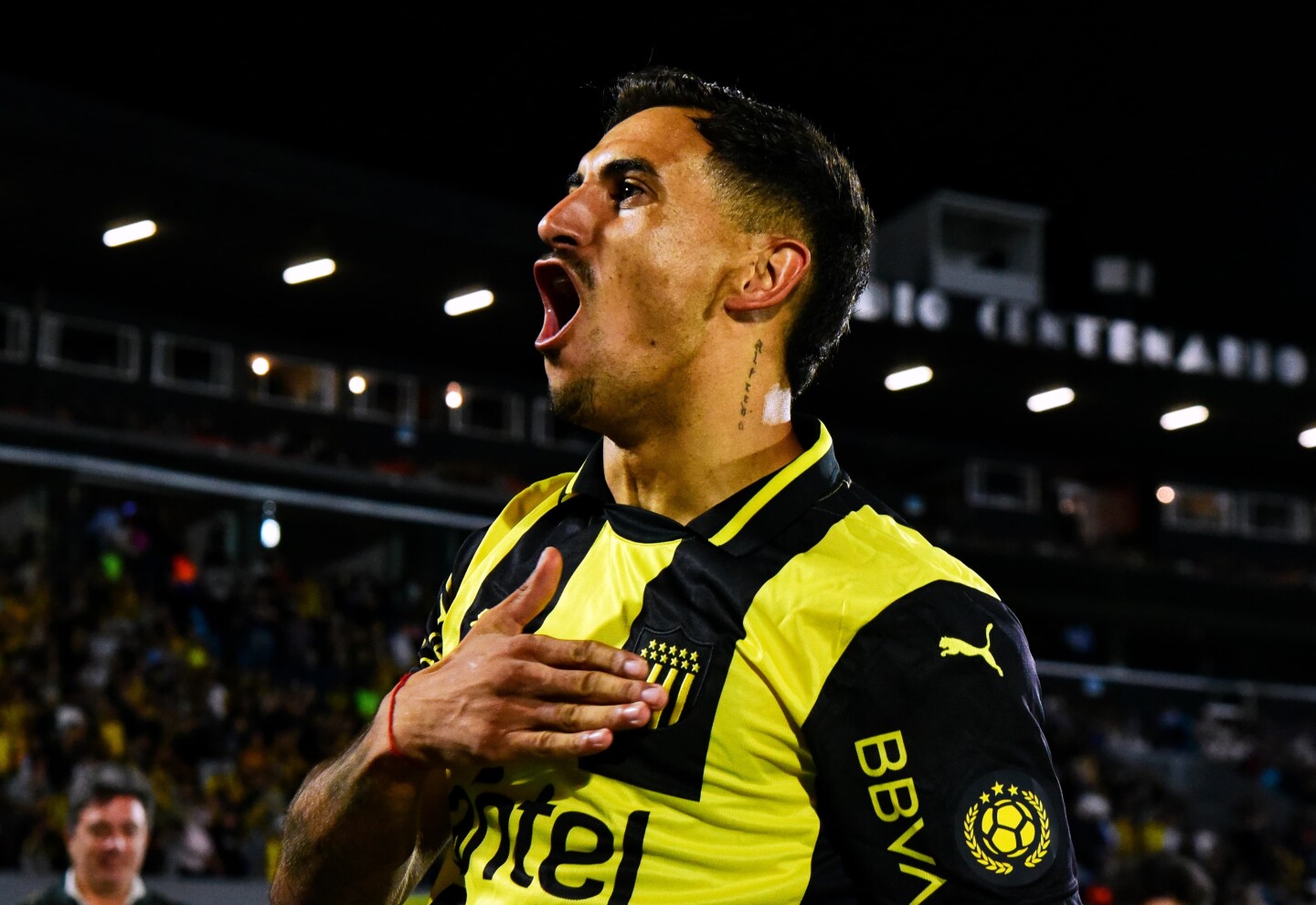 Eduardo Darias celebra el gol anotado en el clásico entre Nacional y Peñarol en el Estadio Centenario.