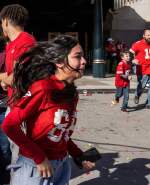 Joven corre angustiada tras tiroteo en Kansas City