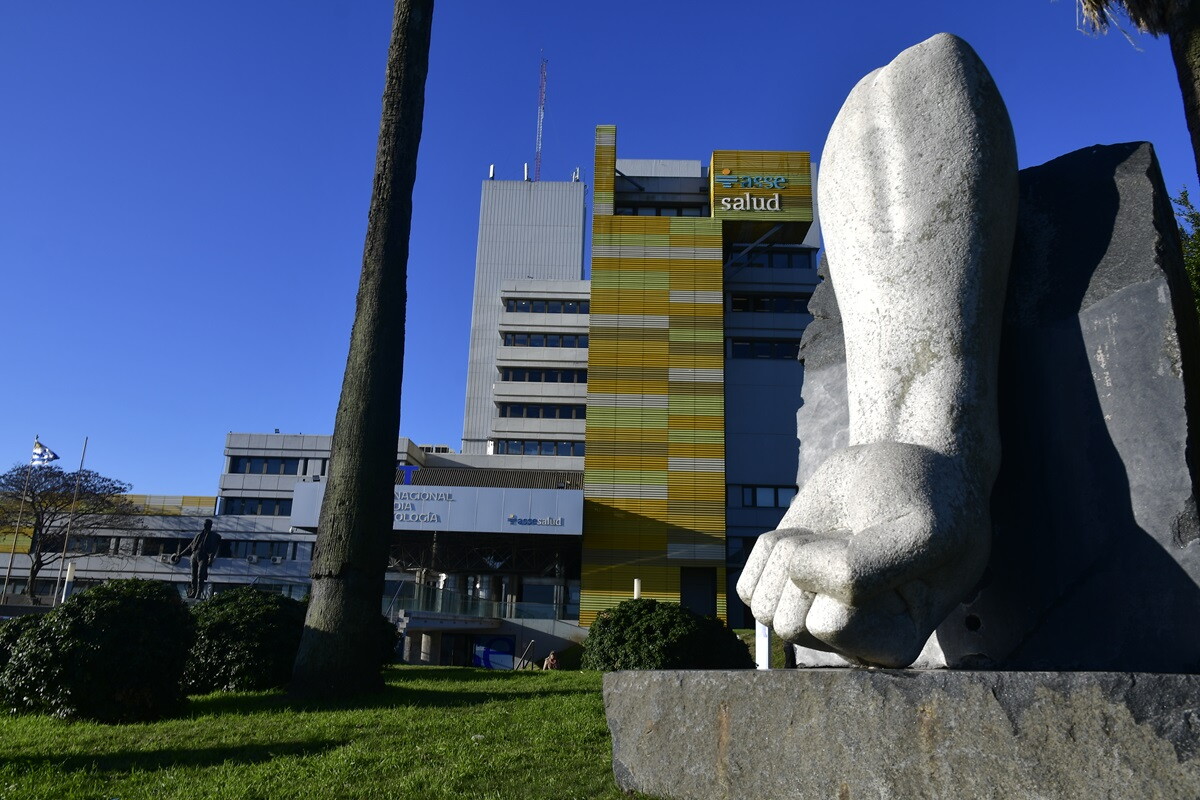 Monumento frente a la sede de la Administración de los Servicios de Salud del Estado, ASSE.