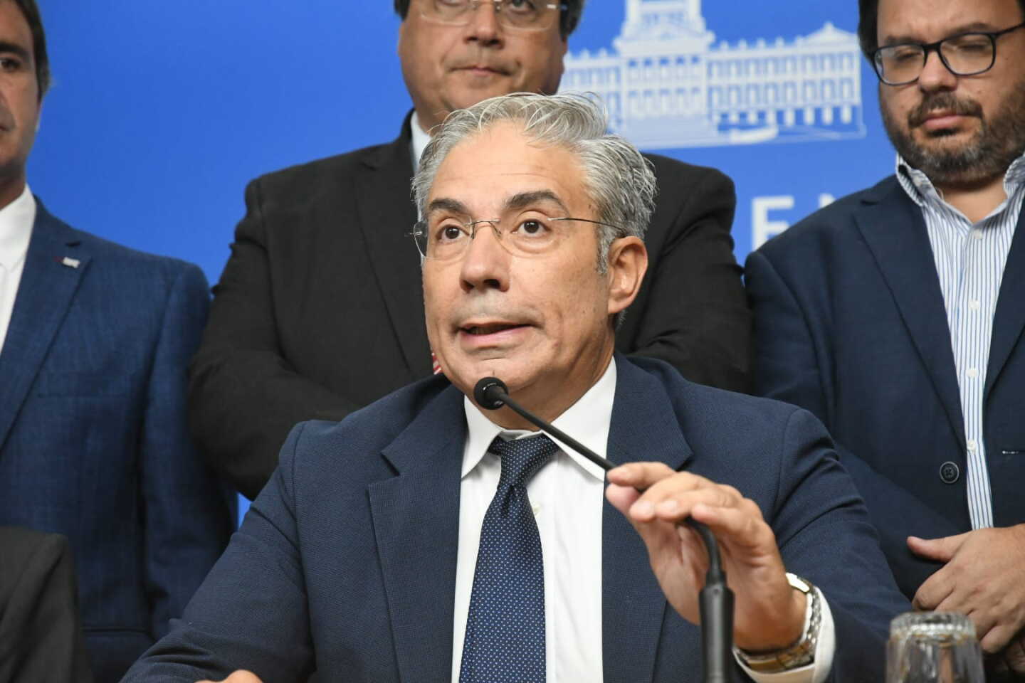 Robert Silva en una conferencia de prensa por la propuesta de plebiscito.