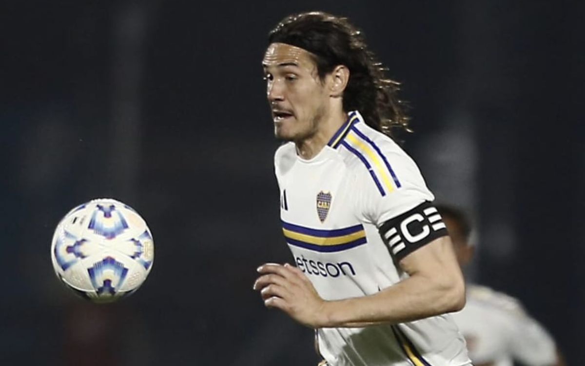 Edinson Cavani como capitán de Boca en el partido ante Belgrano.