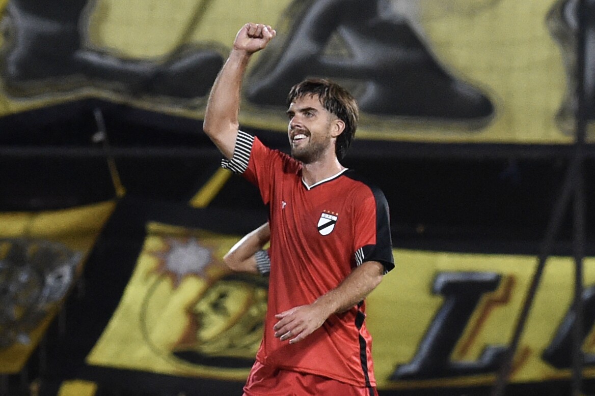 Guillermo May celebra el primer gol de Danubio ante Guaraní de Paraguay po la Copa Sudamericana.