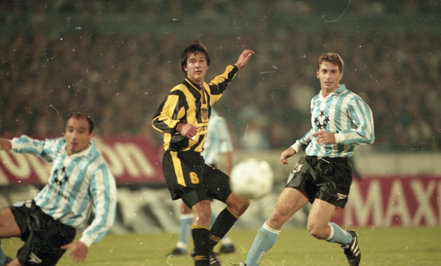 Gonzalo de los Santos en el partido entre Peñarol y Racing de Avellaneda por Copa Libertadores 1997 en Buenos Aires.