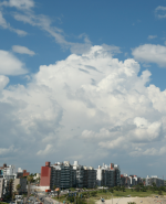 Montevideo bajo un cielo nublado.