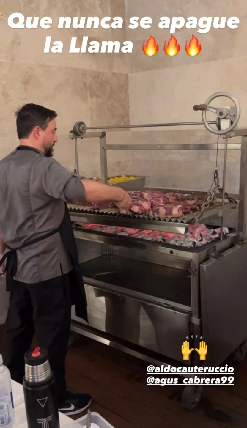 Aldo Cauteruccio haciendo el asado para toda la delegación uruguaya.