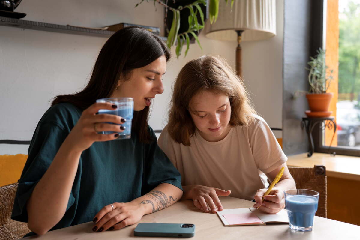 madre e hija haciendo la tarea