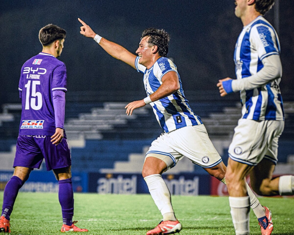 Diego Daguerre celebra su gol con Cerro Largo a Defensor Sporting en el Ubilla.