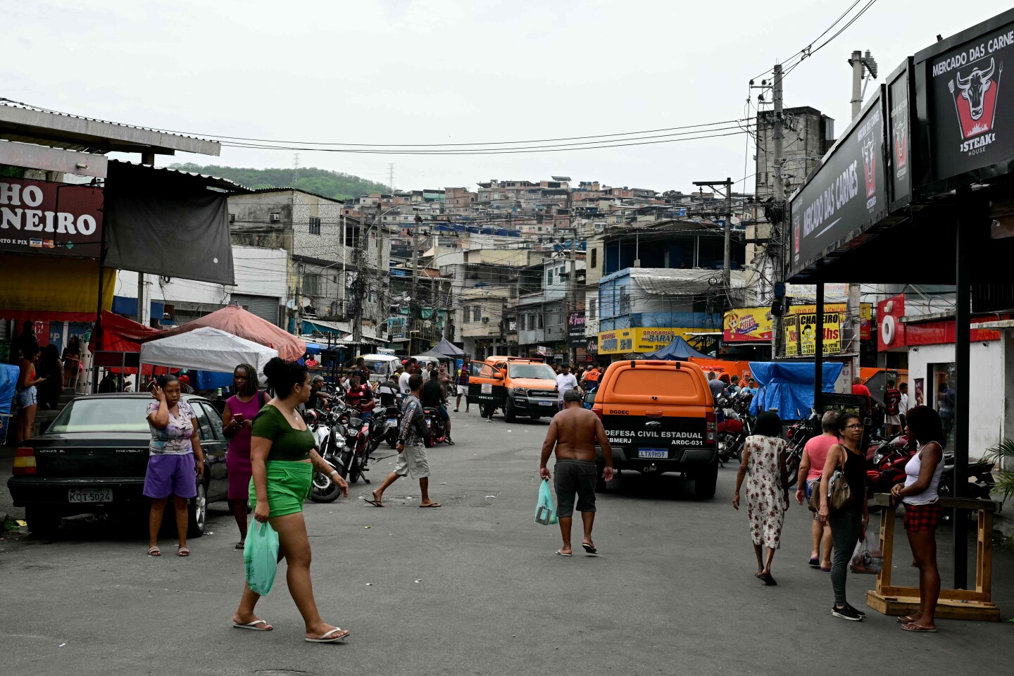 Vehículos de Defensa Civil son vistos en una calle de la favela Vila Cruzeiro en el complejo Penha en Río de Janeiro, Brasil, el 29 de octubre de 2025, después de la Operación Contención.