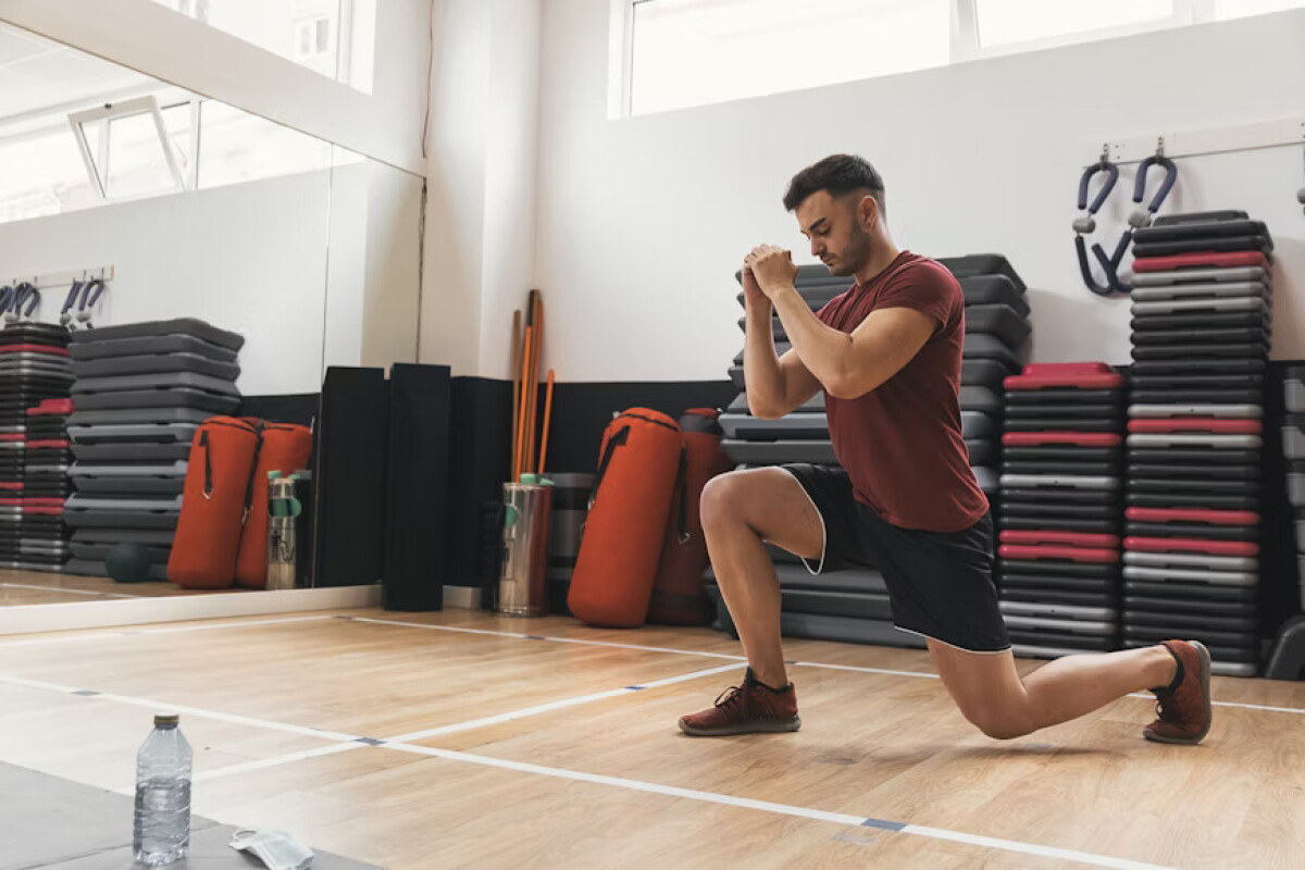 El error al estirar antes de entrenar que puede reducir tu fuerza, según una médica especialista