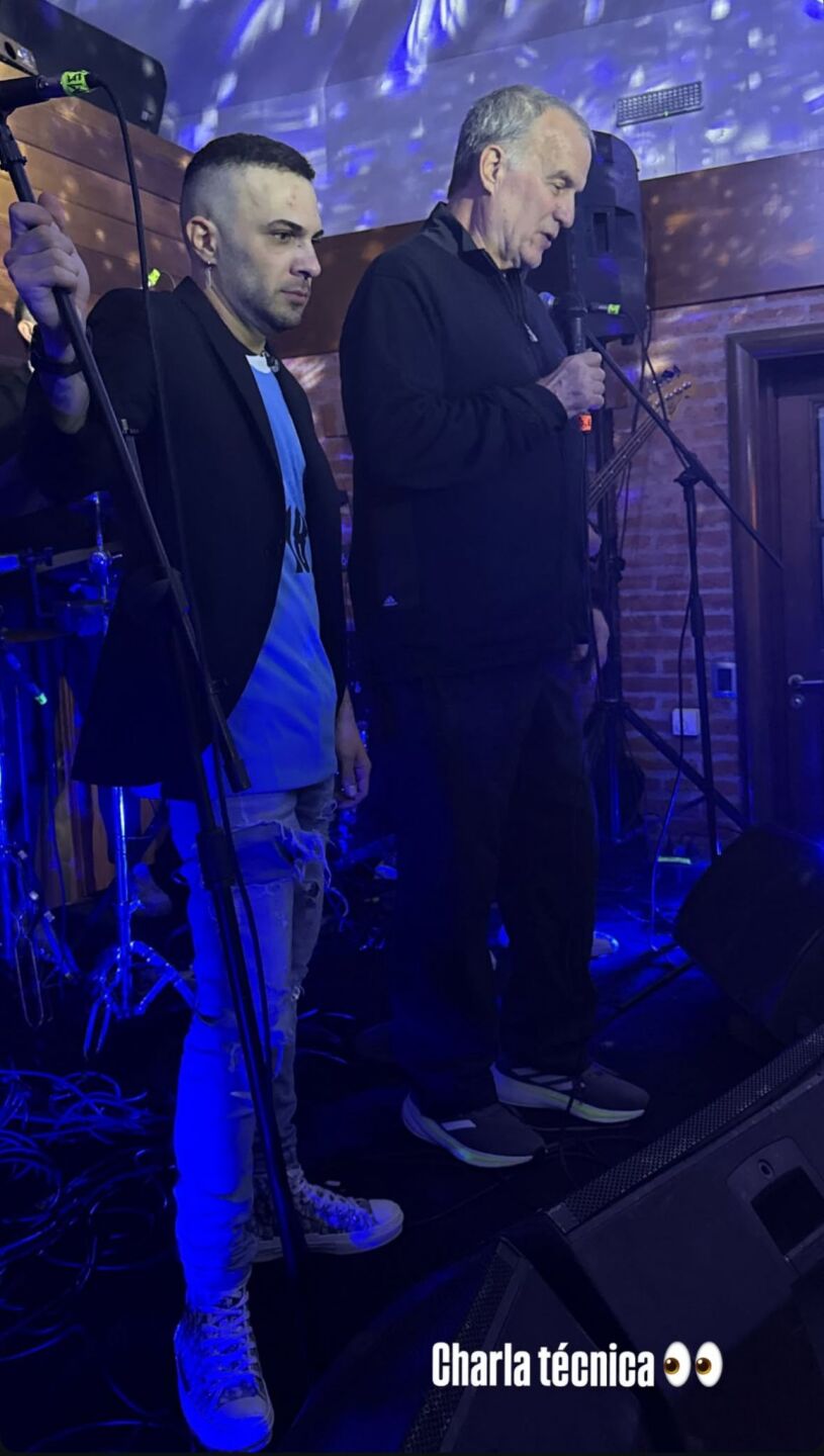Enzo, cantante de la Sub 21, y Marcelo Bielsa en el escenario de la fiesta de la selección.