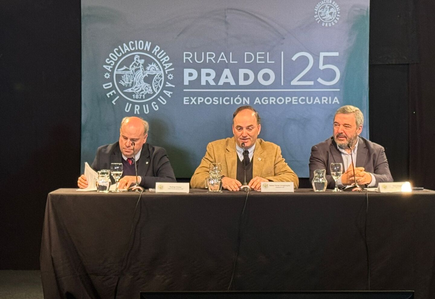 Rafael Ferber, Rodrigo Granja y Mario Bergara durante el lanzamiento de la Expo Prado 2025, que se desarrollará del 5 al 14 de septiembre en Montevideo.