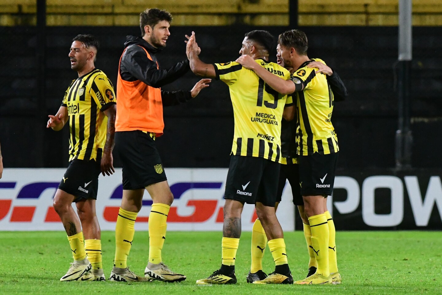 Celebración. Maxi Olivera, Gastón Ramírez y Lucas Hernández festejaron con Felipe Avenatti después del triunfo de los Carboneros en el CDS.