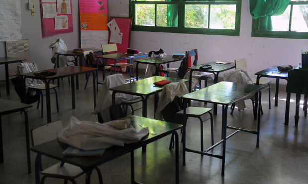 Salón de clases, aula, pupitres y túnicas (Escuela 60 Grupo Escolar Figueira)