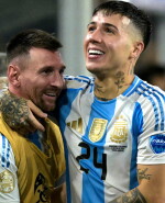 Enzo Fernández junto a Lionel Messi en la final ante Colombia.