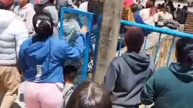 Madre y jóvenes ingresaron violentamente a la Escuela 123 y golpearon a varios niños