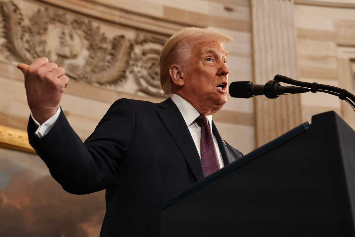 El presidente de Estados Unidos, Donald Trump, habla durante la ceremonia de investidura en la Rotonda del Capitolio de Estados Unidos.