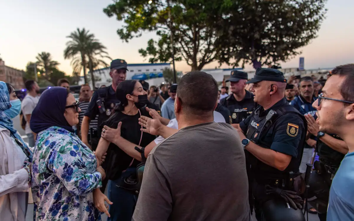 Incidentes entre vecinos y migrantes, gases lacrimógenos y una noche de violencia: Ceuta al borde del estallido