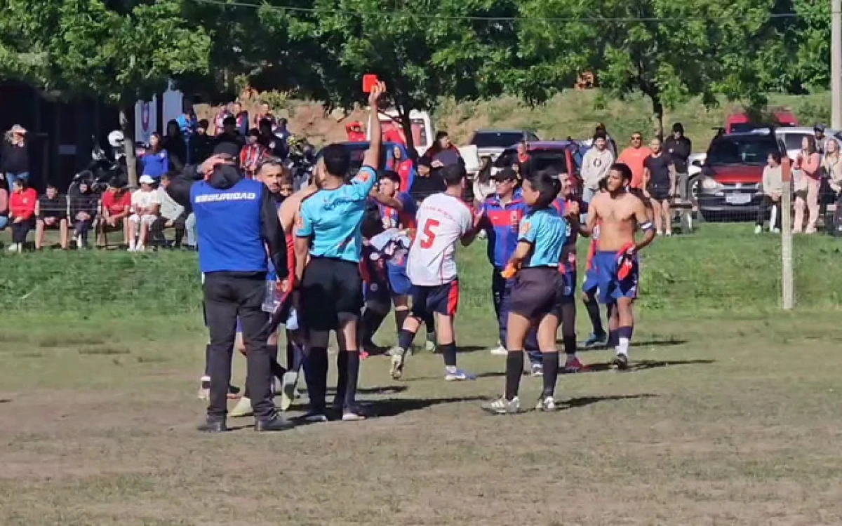 Árbitro agredido y futbolista que le sacó dos dientes no llegan a acuerdo y se extendieron medidas cautelares