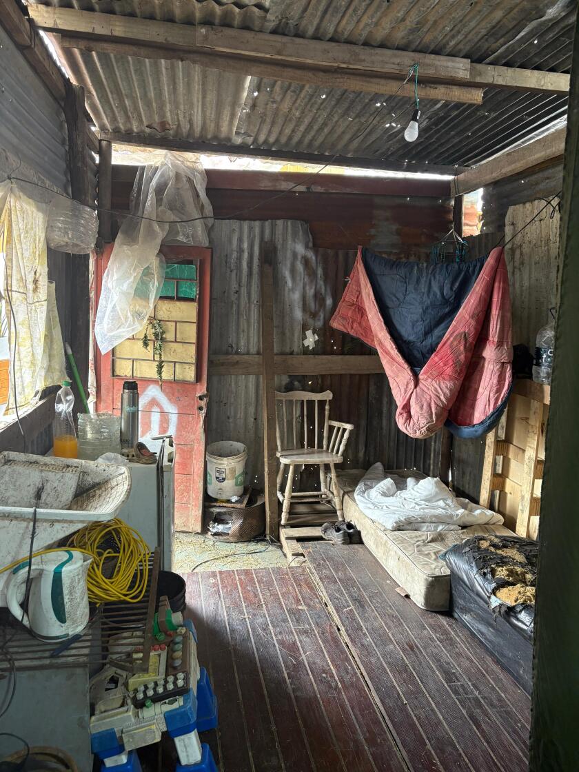 El rancho exhibido por Cirineos en la Expo Prado 2025 refleja la realidad de miles de familias: cables colgados para tener luz, papeles mojados por la lluvia y zapatos hundidos en el barro, la cara más dura de la precariedad habitacional que busca transformar el proyecto Rancho Cero.
