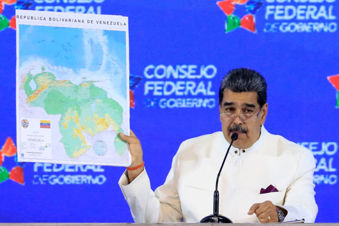 Nicolás Maduro, presidente de Venezuela, con el nuevo mapa que incluye a la región del Esequibo.