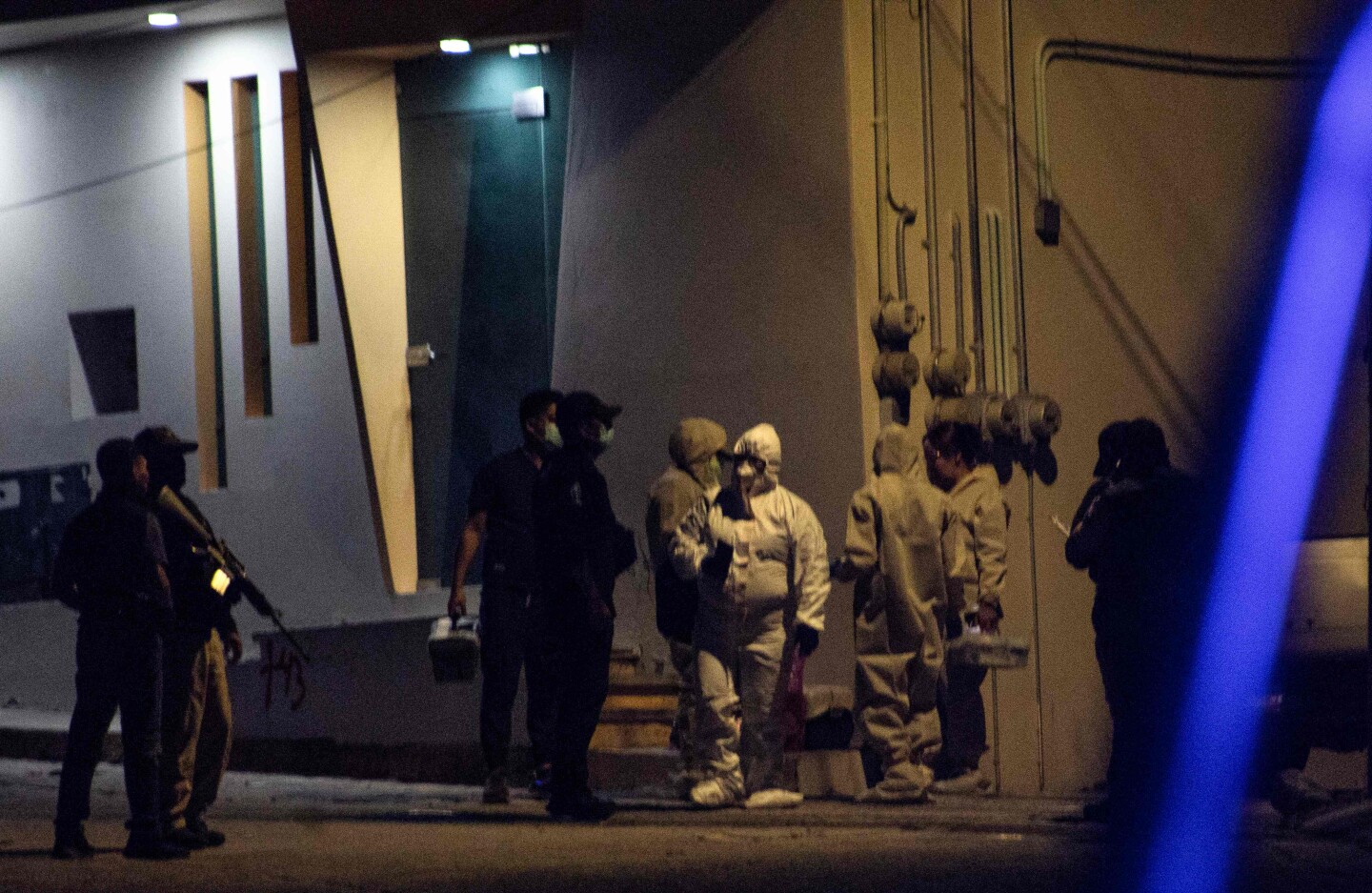 Investigadores trabajan en la escena del crimen donde fueron hallados los restos del alcalde de Chilpancingo, Alejandro Arcos.