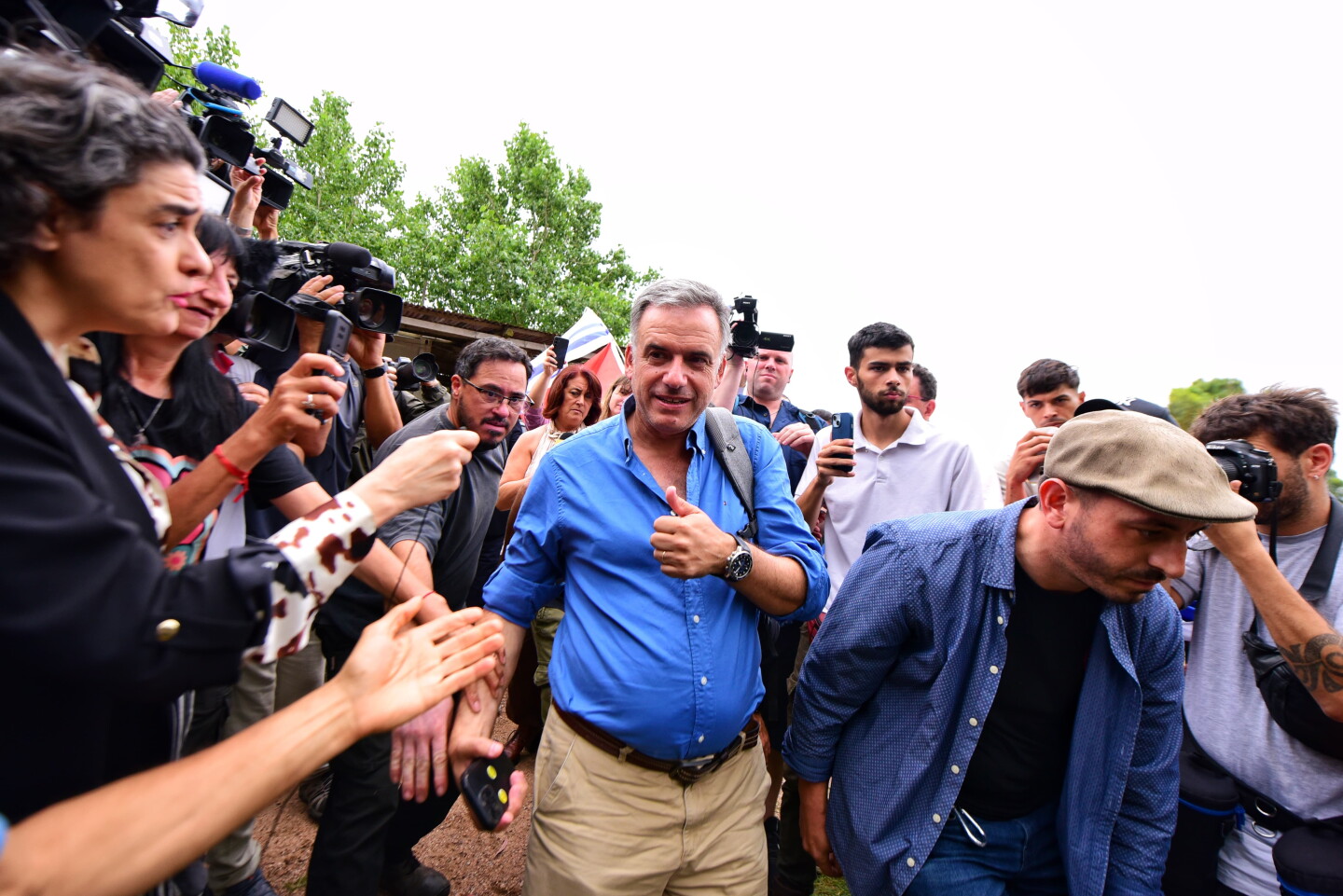 Yamandú Orsi llegando a la chacra de José Mujica para reunirse con él luego del triunfo en el balotaje.