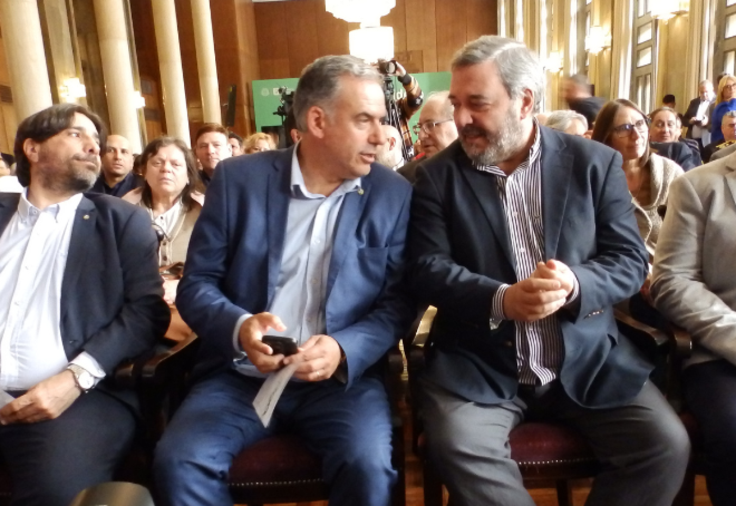 Marcelo Metediera, Yamandú Orsi y Mario Bergara en la presentación de la libreta por puntos.
