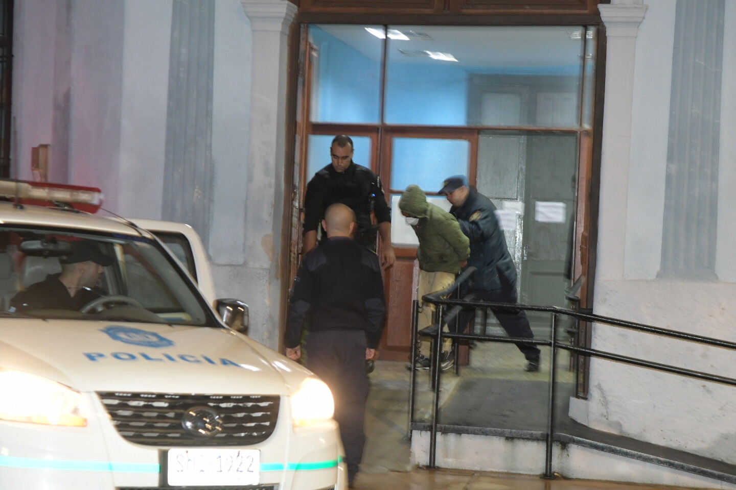 El cuidacoches riverense Ángel Moreira, conocido por el alias de “el Cachila”, es sacado del Jefatura de Rocha para llevarlo al juzgado penal