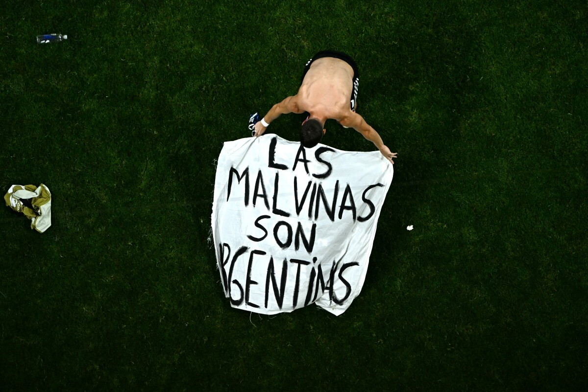 El mediocampista argentino Giovani Lo Celso ajusta una pancarta con el lema "Las Malvinas son argentinas", tras la victoria de Argentina en la semifinal del Mundial de Fútbol de 2026.