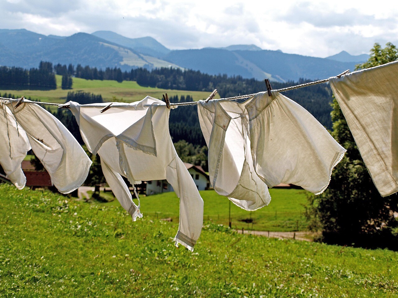 Ropa blanca secándose al sol.